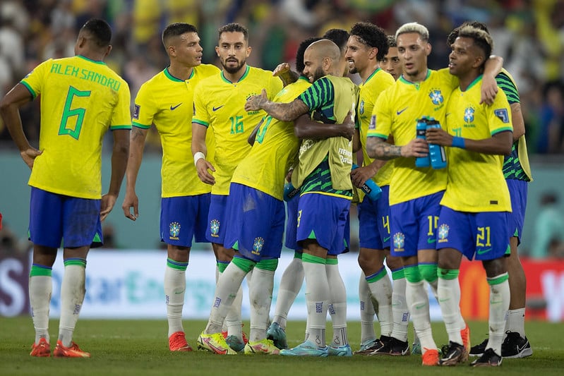 Alex Telles sai chorando de Brasil x Camarões após choque com adversário, seleção brasileira