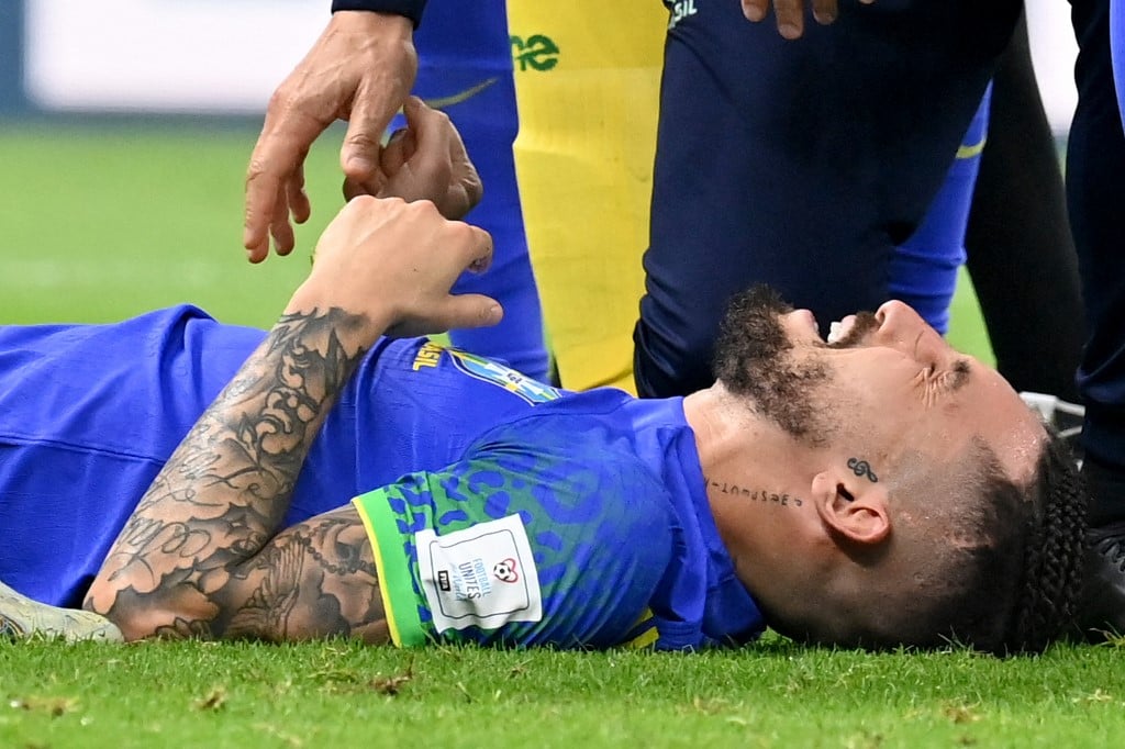 Alex Telles sai chorando de Brasil x Camarões após choque com adversário, seleção brasileira