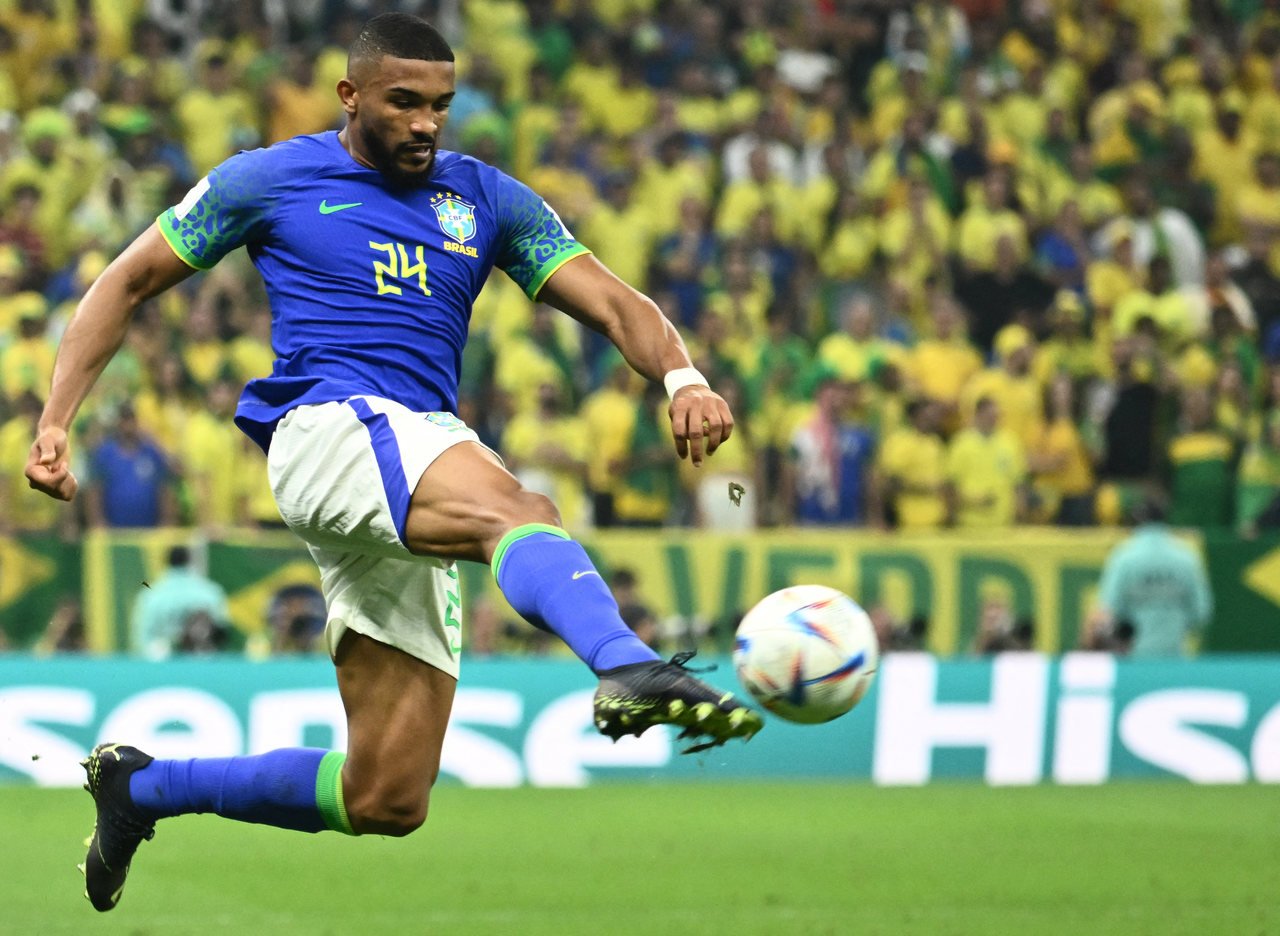 Tite não consola jogadores e deixa o gramado após eliminação do Brasil na  Copa do Mundo - Lance!