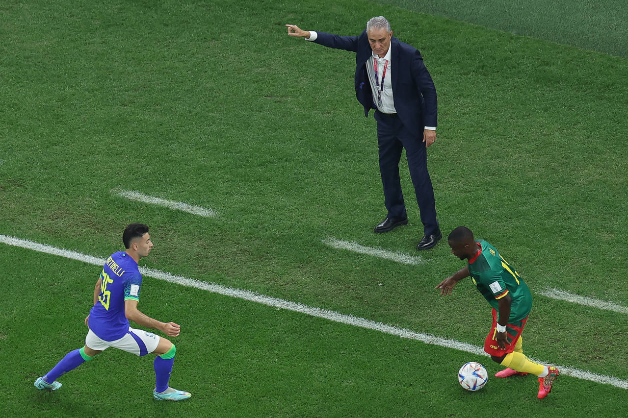 Tite não consola jogadores e deixa o gramado após eliminação do Brasil na  Copa do Mundo - Lance!