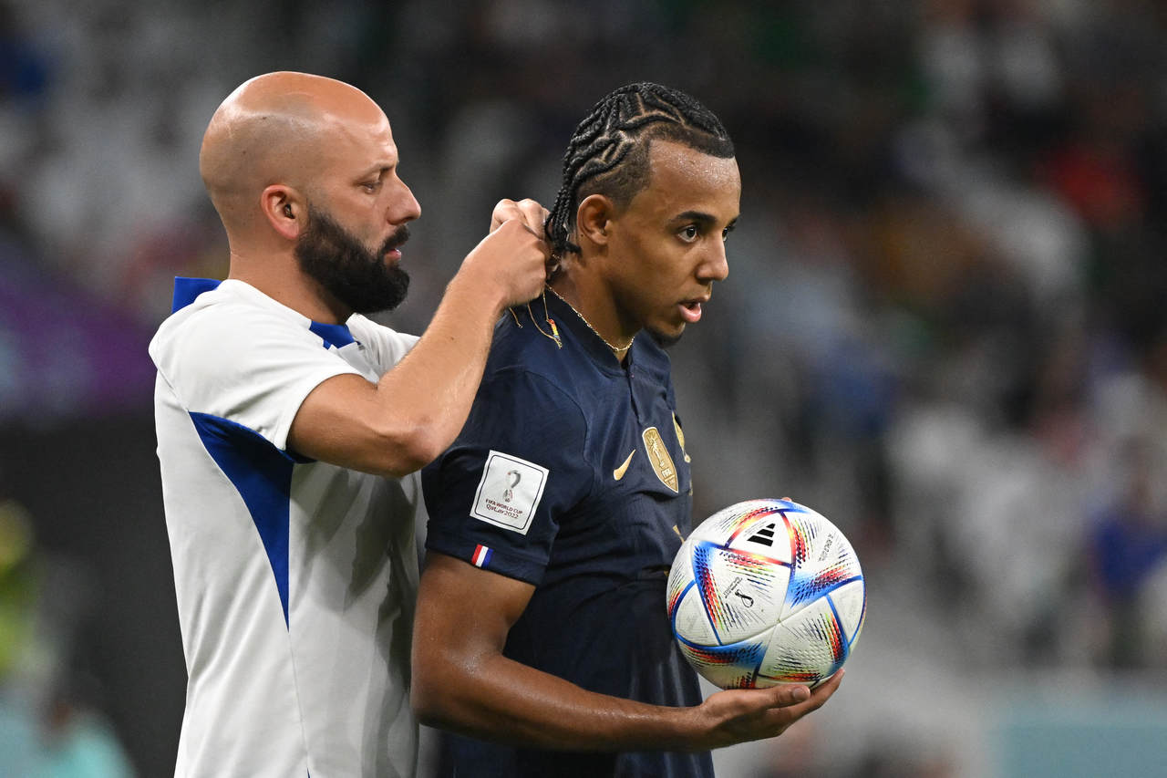 Técnico da França dá bronca em jogador no vestiário por uso de cordão na  Copa do Mundo, frança