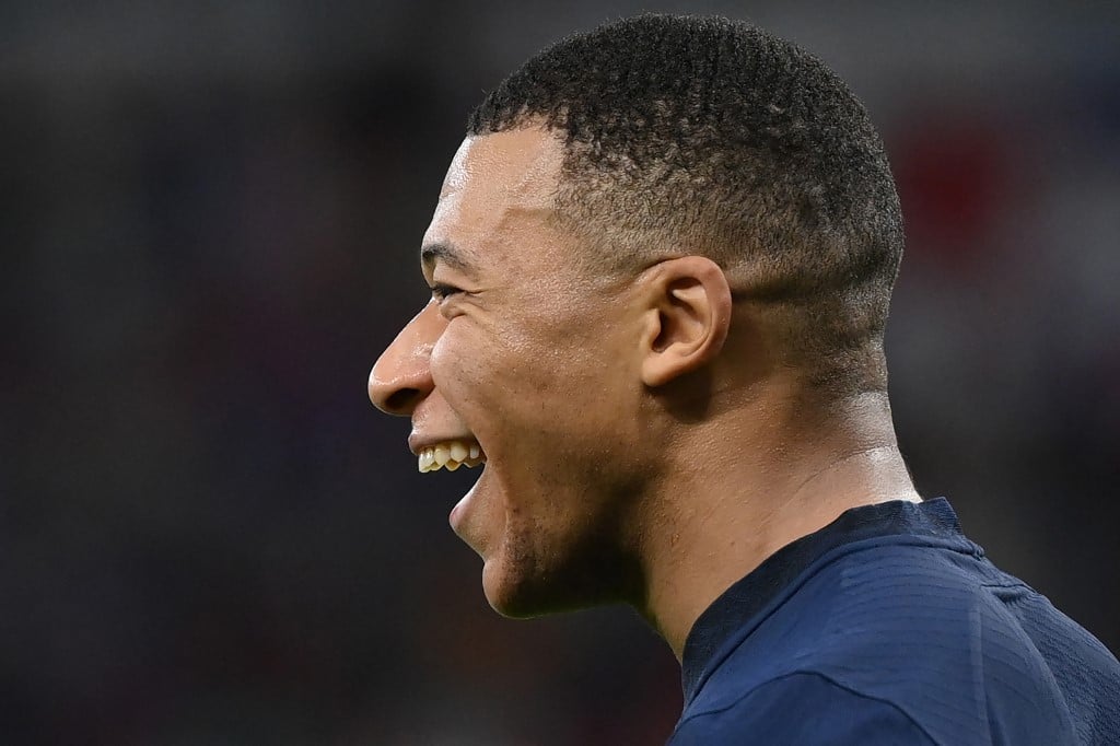 Mbappé 'quebra silêncio', diz que pagará multa à Federação da