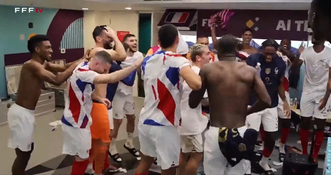 Técnico da França dá bronca em jogador no vestiário por uso de cordão na  Copa do Mundo, frança