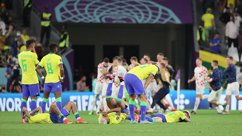 Tite não consola jogadores e deixa o gramado após eliminação do Brasil na  Copa do Mundo - Lance!