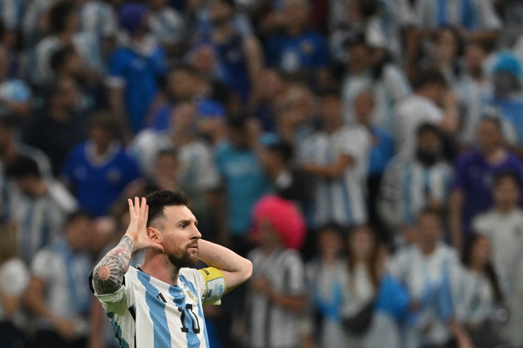 Messi 'treta' com jogador da Holanda: 'O que está olhando, bobo?