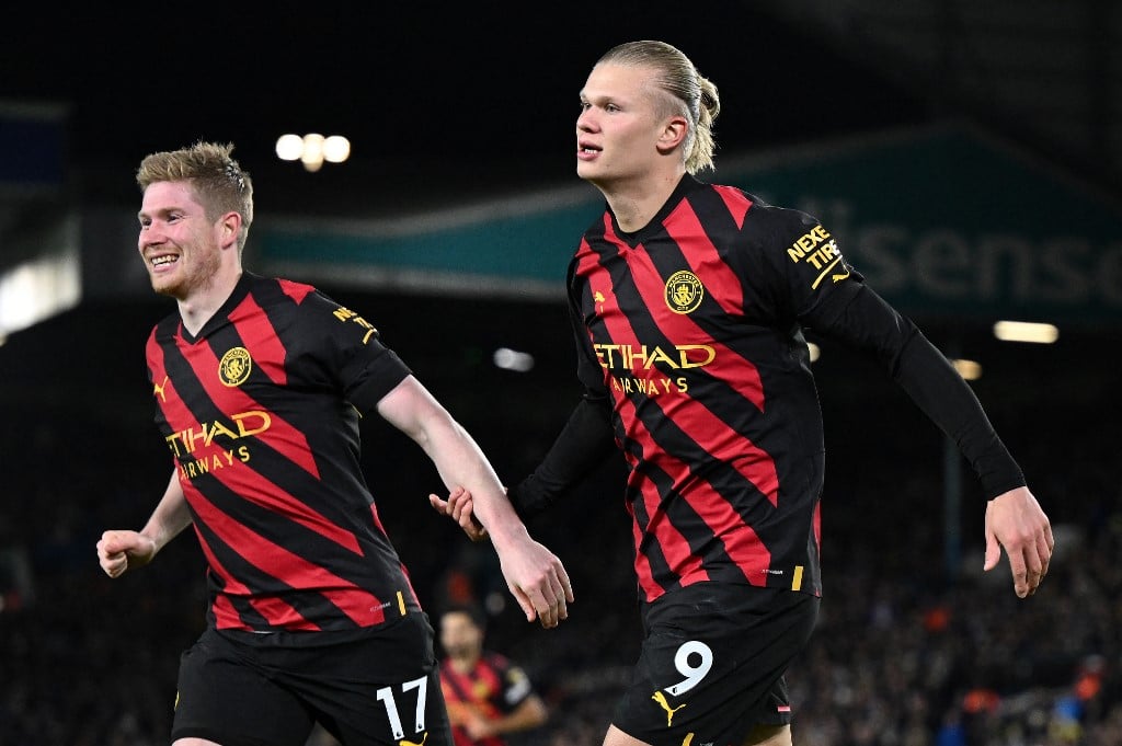 De Bruyne brilha, City goleia Arsenal e fica a dois pontos da