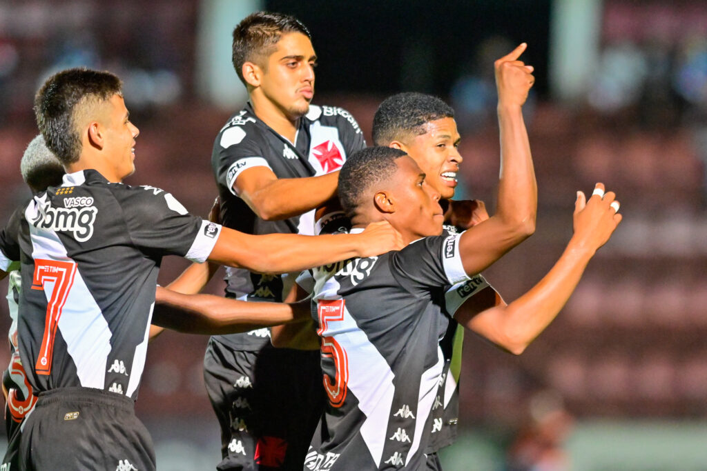 Goleiro Thiago Rodrigues recebe a camisa 1 do Vasco e destaca jogo