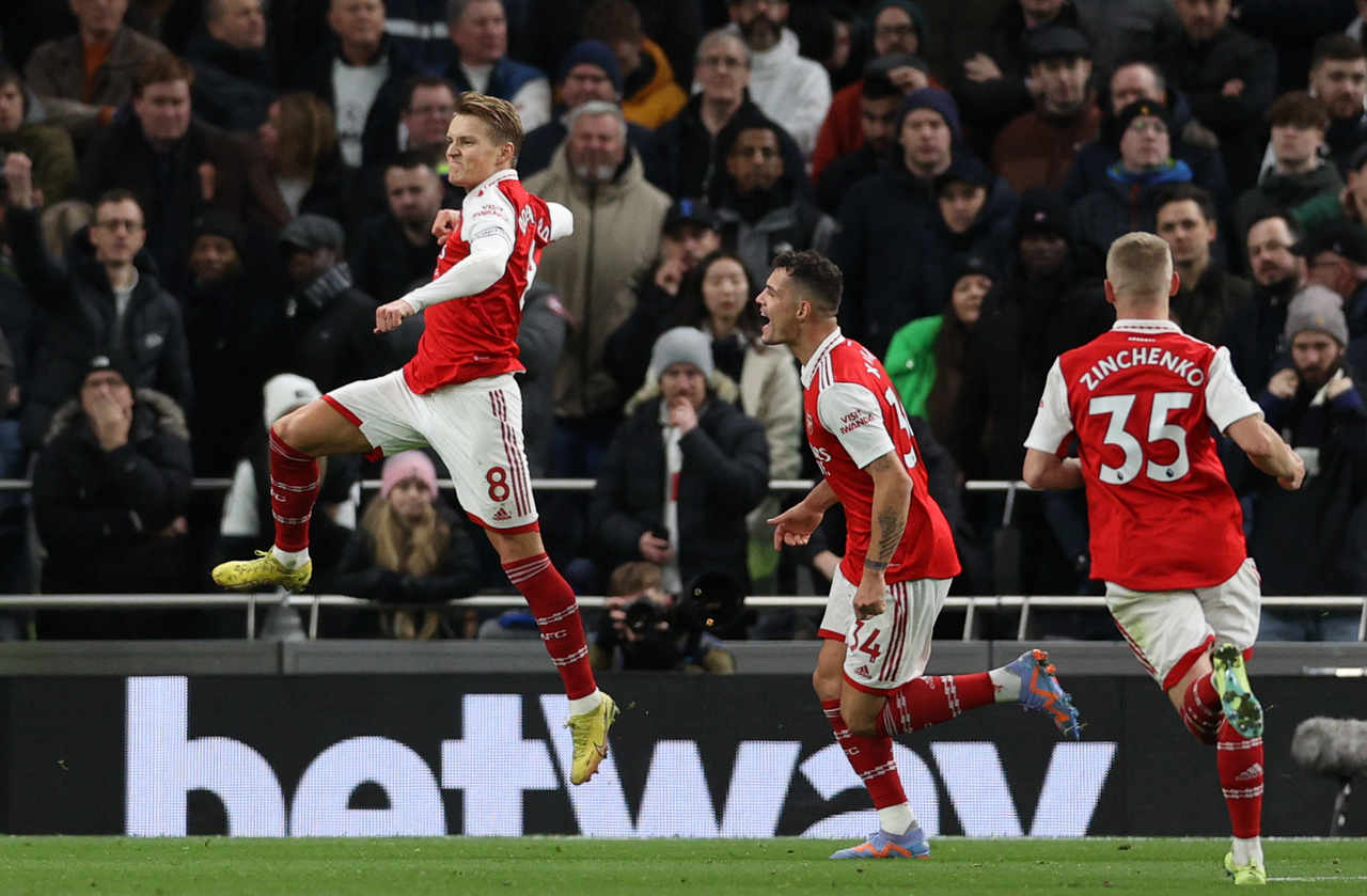 Tottenham conta com empate do Arsenal para assumir liderança do Inglês;  United ganha de virada - Esportes - R7 Futebol