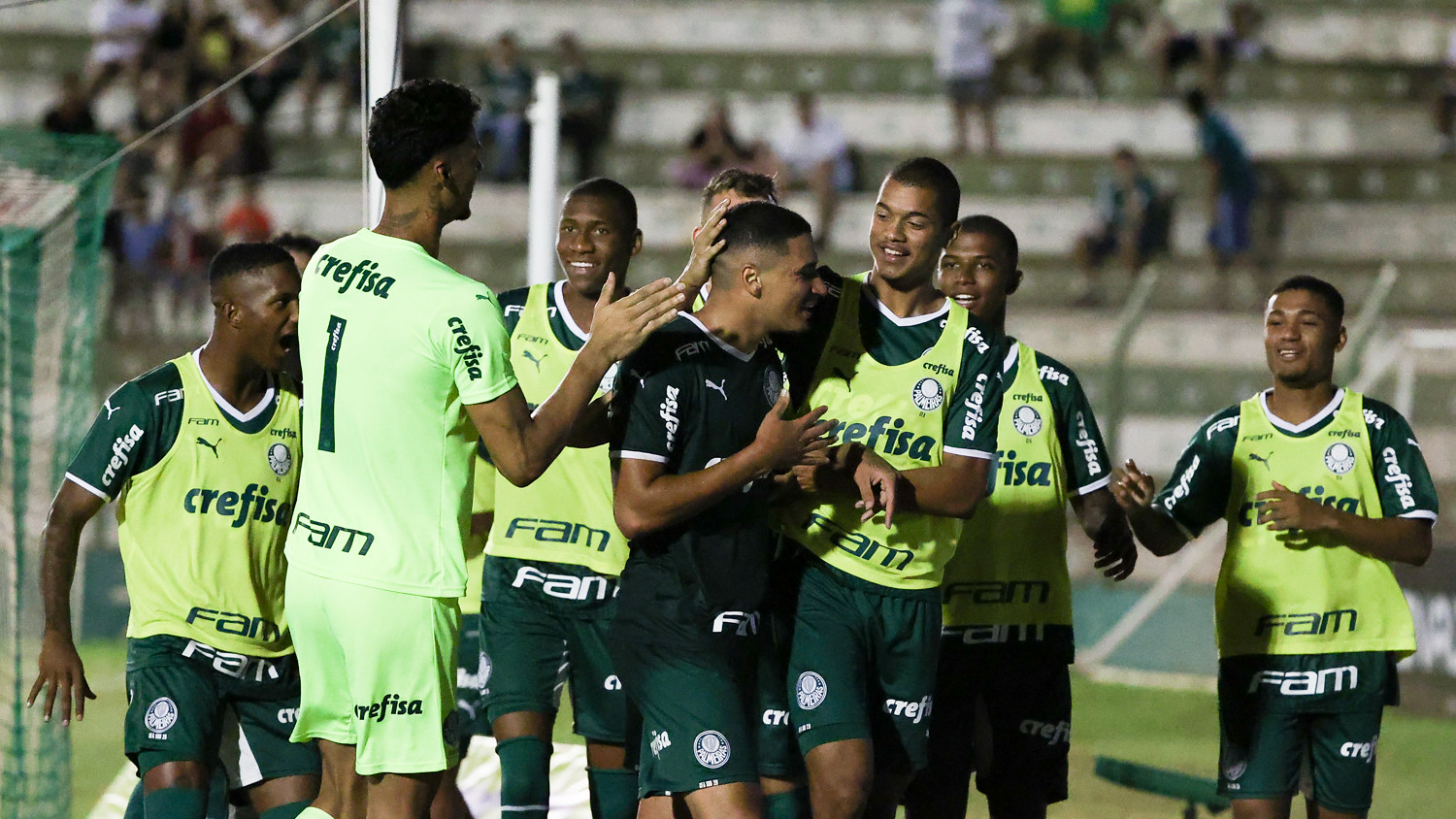 Copinha: Palmeiras resolve no primeiro tempo, goleia Mirassol e avança