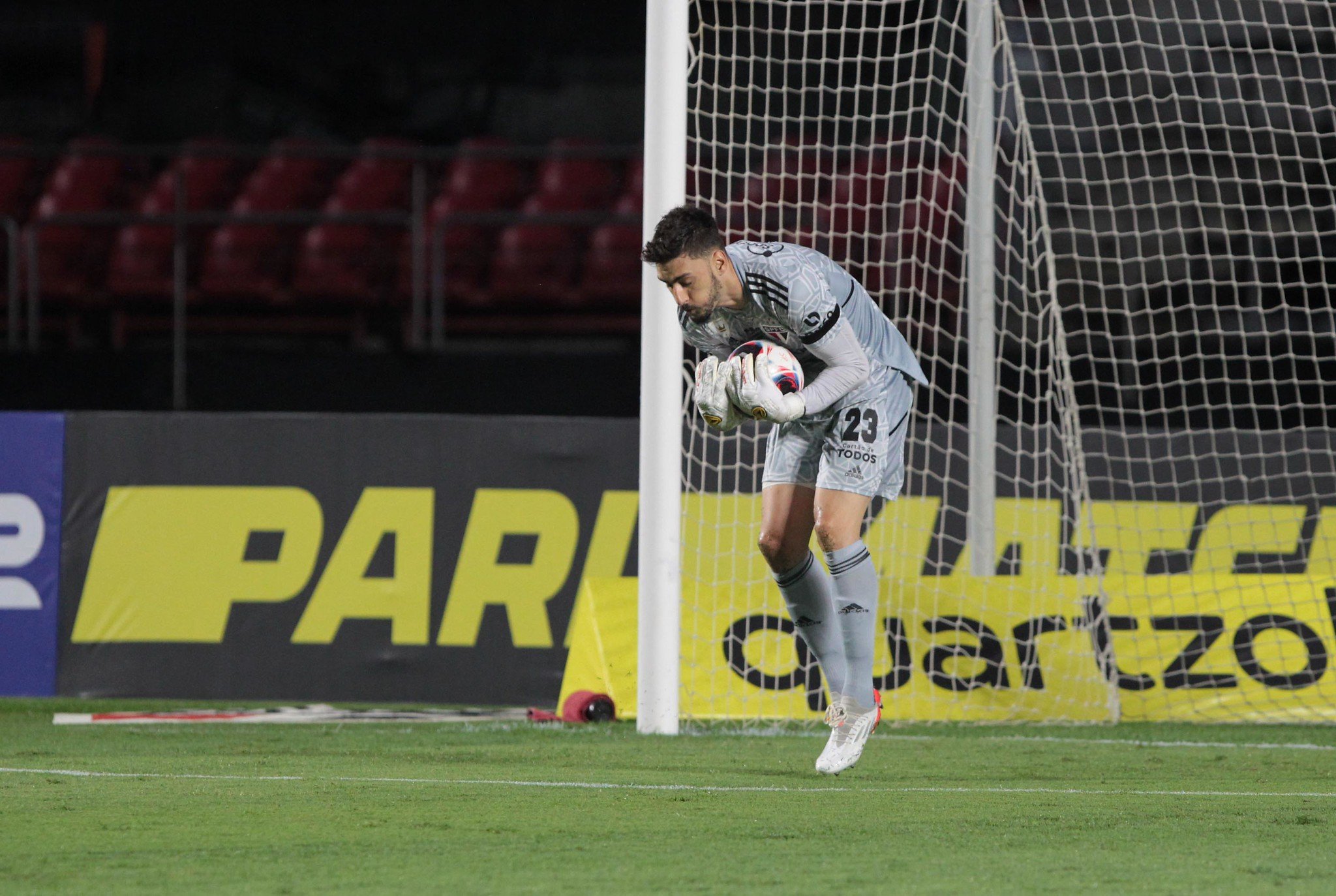 Vamos jogar no meio da selva', diz goleiro inglês sobre estreia em