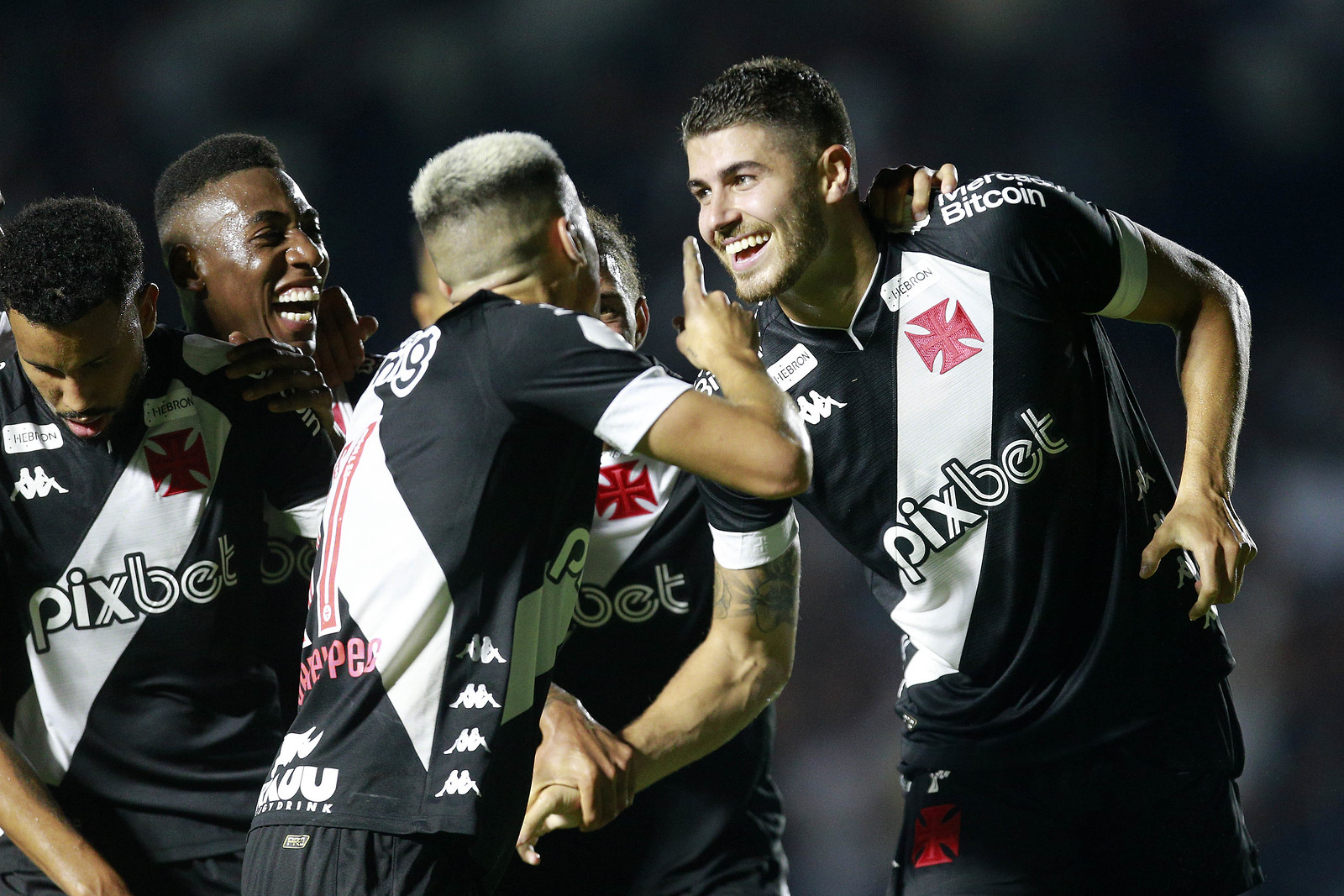 Ele foi ídolo jogando, agora foi eleito presidente do Vasco e a torcida  celebrou