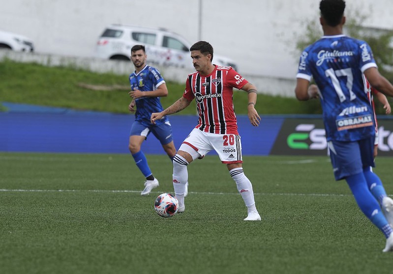 Gabriel Neves ironiza e 'parabeniza' arbitragem em São Paulo x