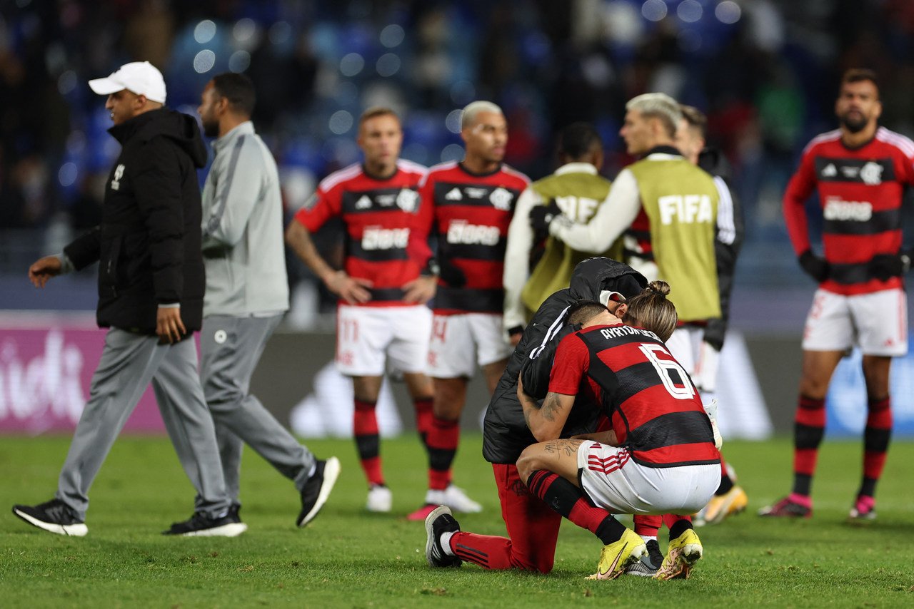 Carlos Alberto zoa Arrascaeta e Gabigol depois da eliminação do