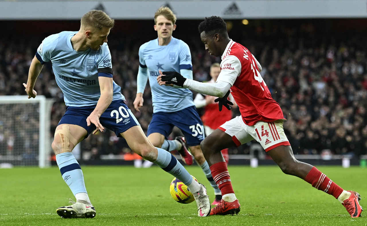 Arsenal vence Brentford com gol no fim e é novo líder do Inglês