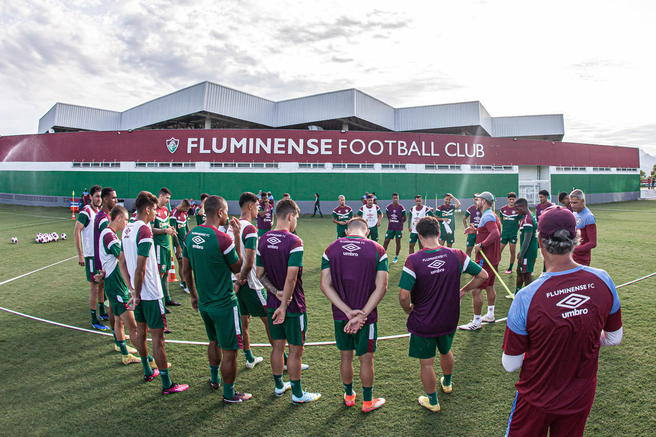 Alexsander e jogadores da base do Fluminense visitam crianças que