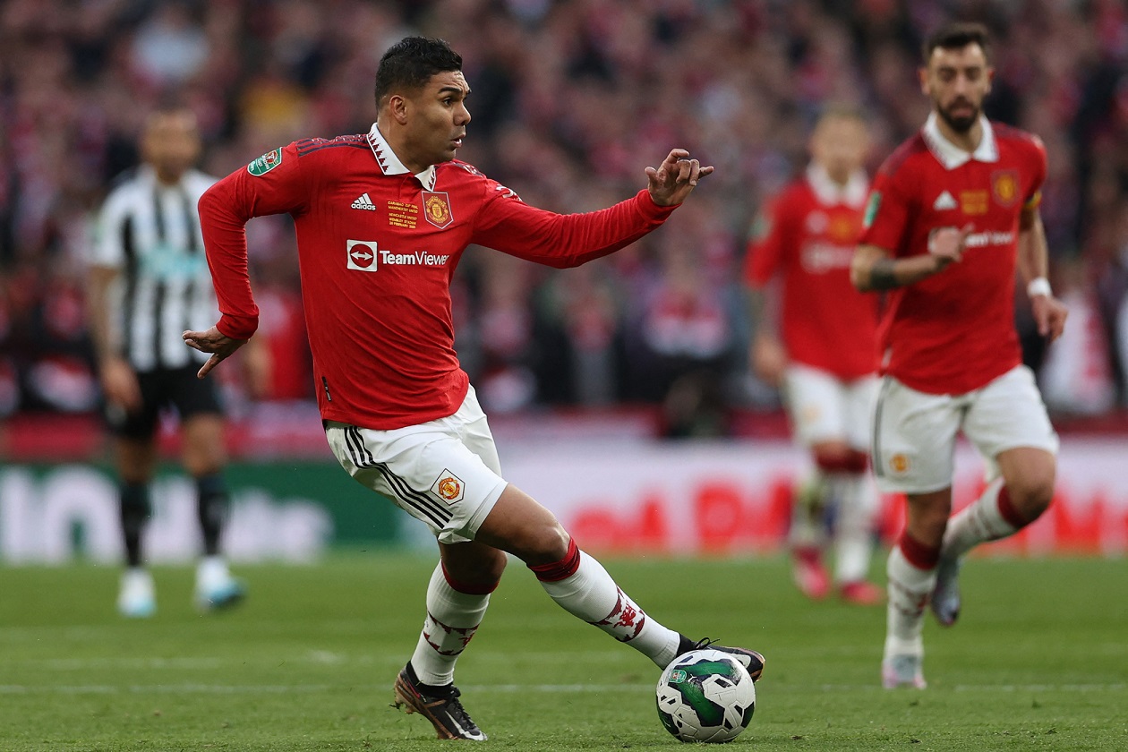 United faz bonita triangulação, bola chega em Rashford, que finaliza e fica  perto de igualar o placar! Em seguida, Casemiro tabela na entrada da área e  chuta rasteiro para fora