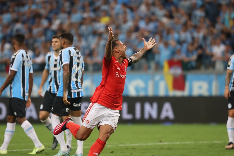 Torcedor invade campo com criança no colo para agredir jogador no  Campeonato Gaúcho