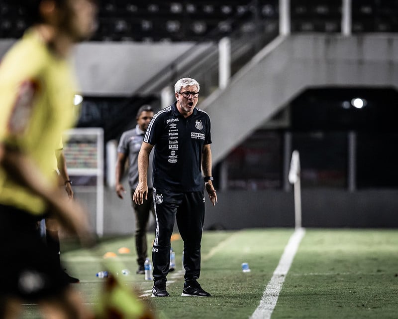 Multa, caráter e tempo seguram Odair Hellmann no comando do Santos - Diário  do Peixe