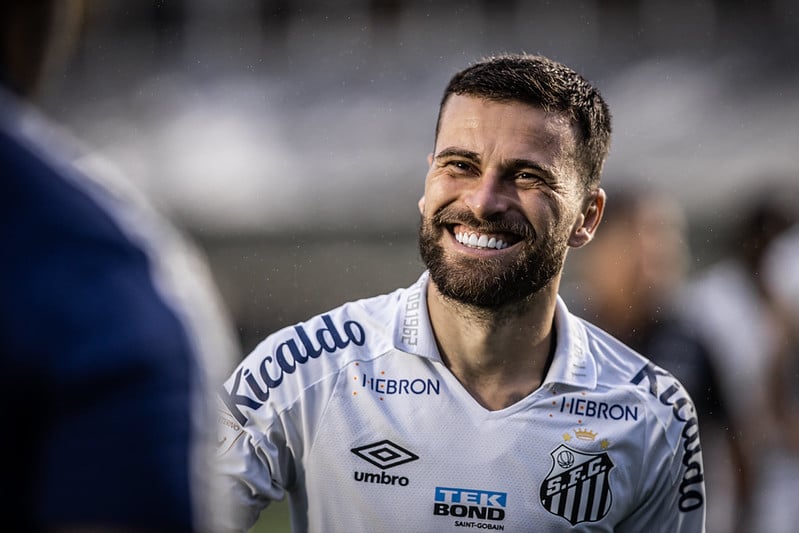 Sem acerto para renovar com o Santos, Renyer pode ir para o futebol europeu