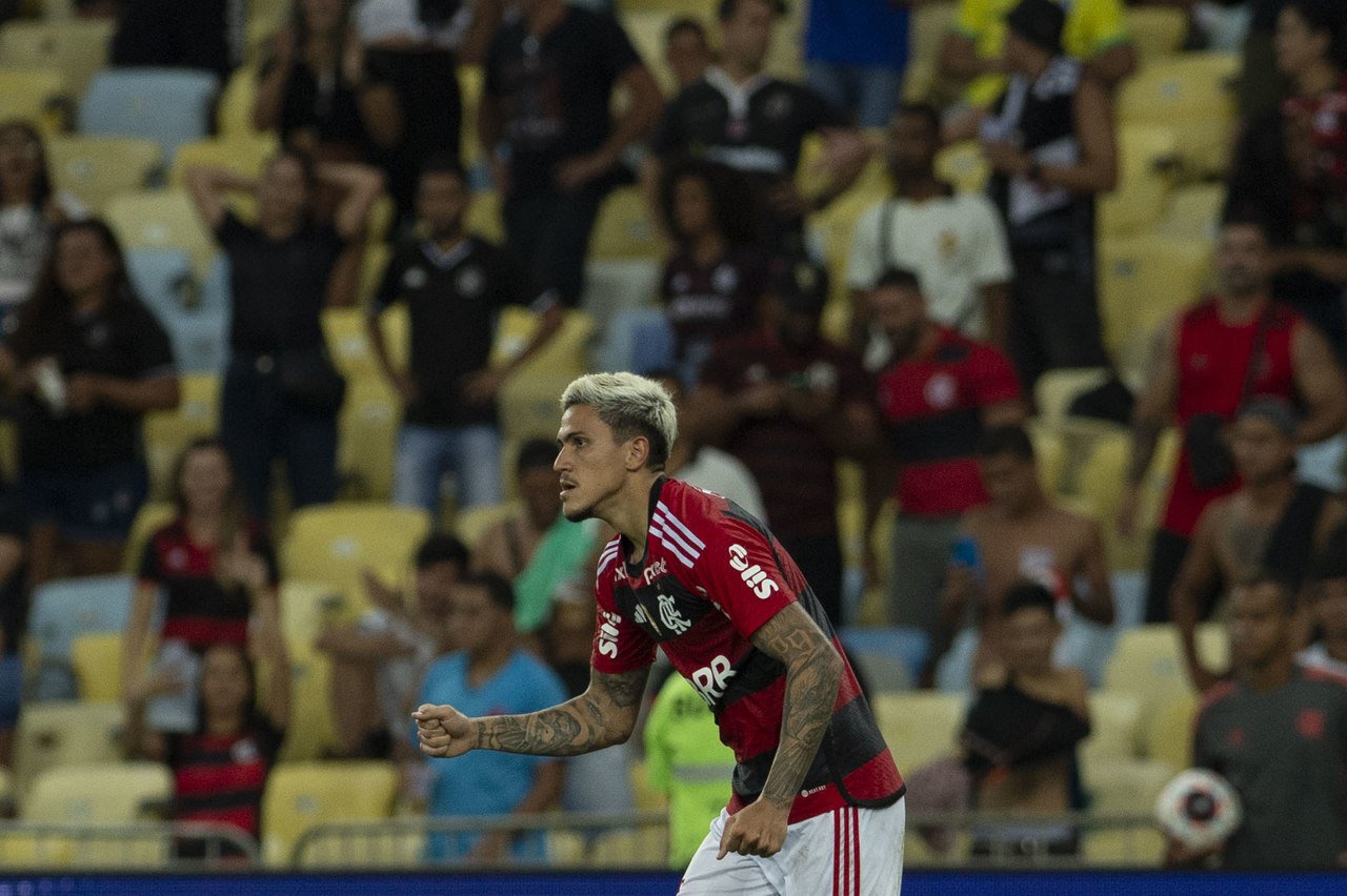 Esperanças para enfrentar o Vasco, Varela e Wesley realizam atividades  físicas em dia de folga do Flamengo, Flamengo