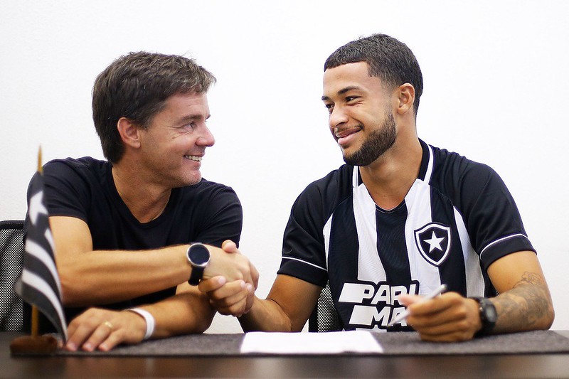 Botafogo Renova Com Capitão Do Sub-20, E Meia Assina Primeiro Contrato ...