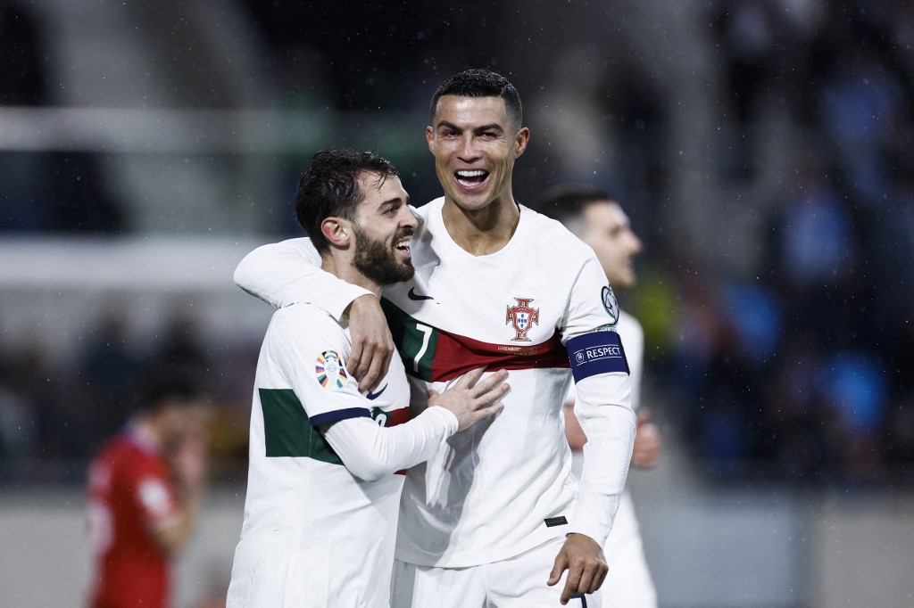 Cristiano Ronaldo brilha, e Portugal vence Eslováquia em jogo agitado