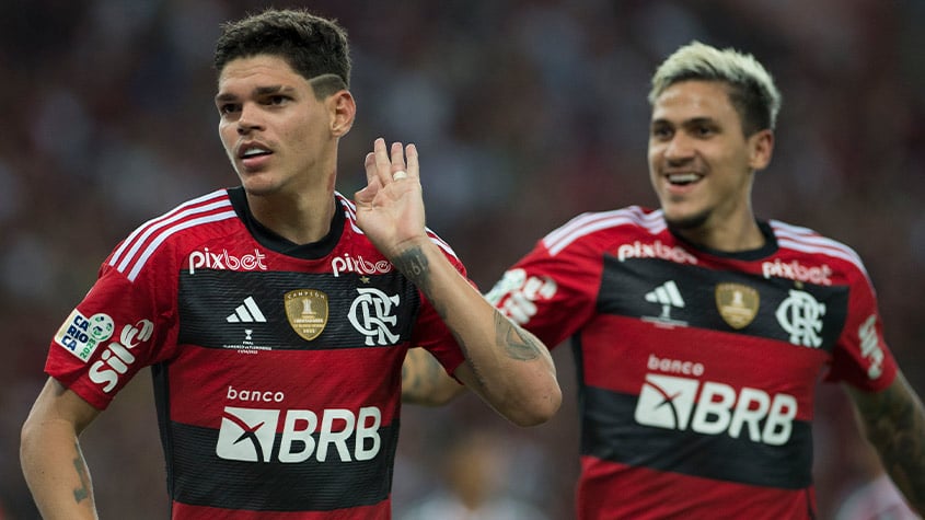 Ayrton Lucas desembarca no Rio e comemora acerto com o Flamengo