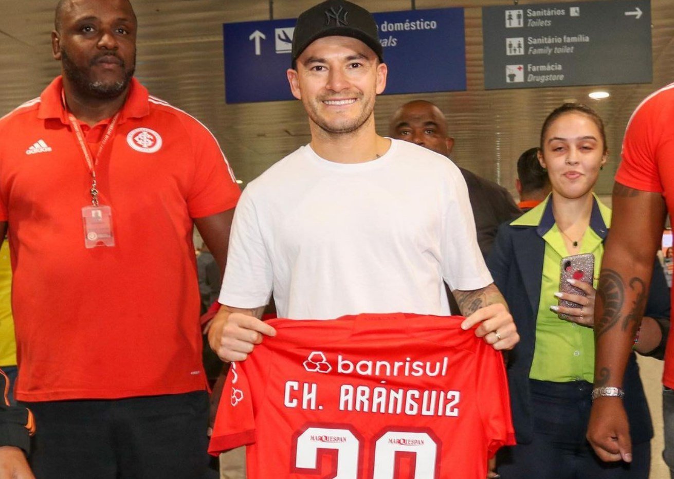 Reforço Do Internacional Charles Aránguiz Chega à Porto Alegre 0763