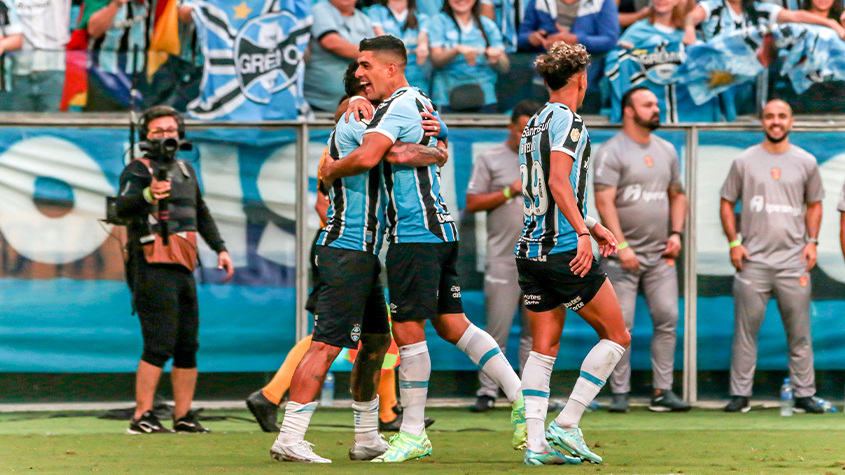 PORTO ALEGRE - RS - 24/07/2016 - BRASILEIRO A 2016, GREMIO X SAO PAULO -  Jogador Bolanos do Gremio disputa lance com jogador Wesley do Sao Paulo  durante partida pelo Campeonato Brasileiro