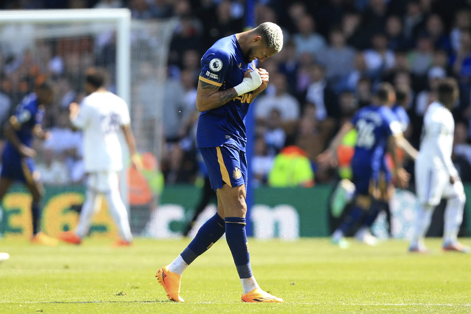 Liverpool leva empate do Newcastle no último lance e se complica no Inglês