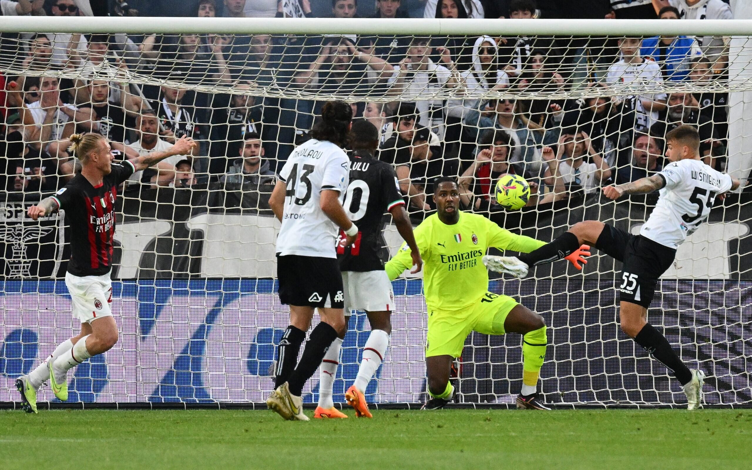 Torcedor invade campo para cobrar técnico após empate do Newcastle