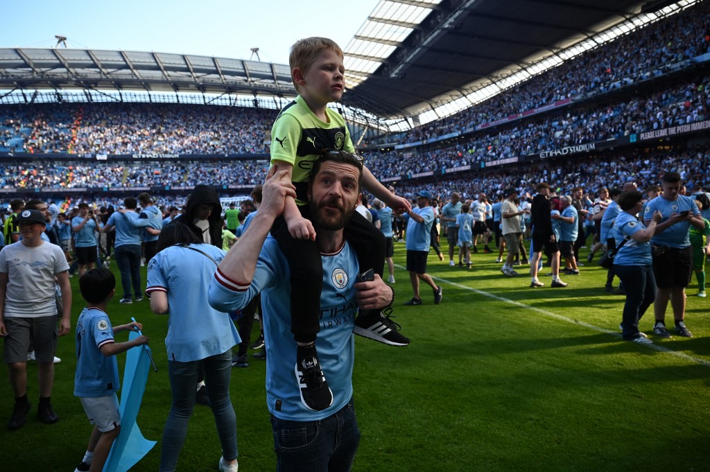 Torcida invade, City bate Chelsea e levanta troféu da Premier League