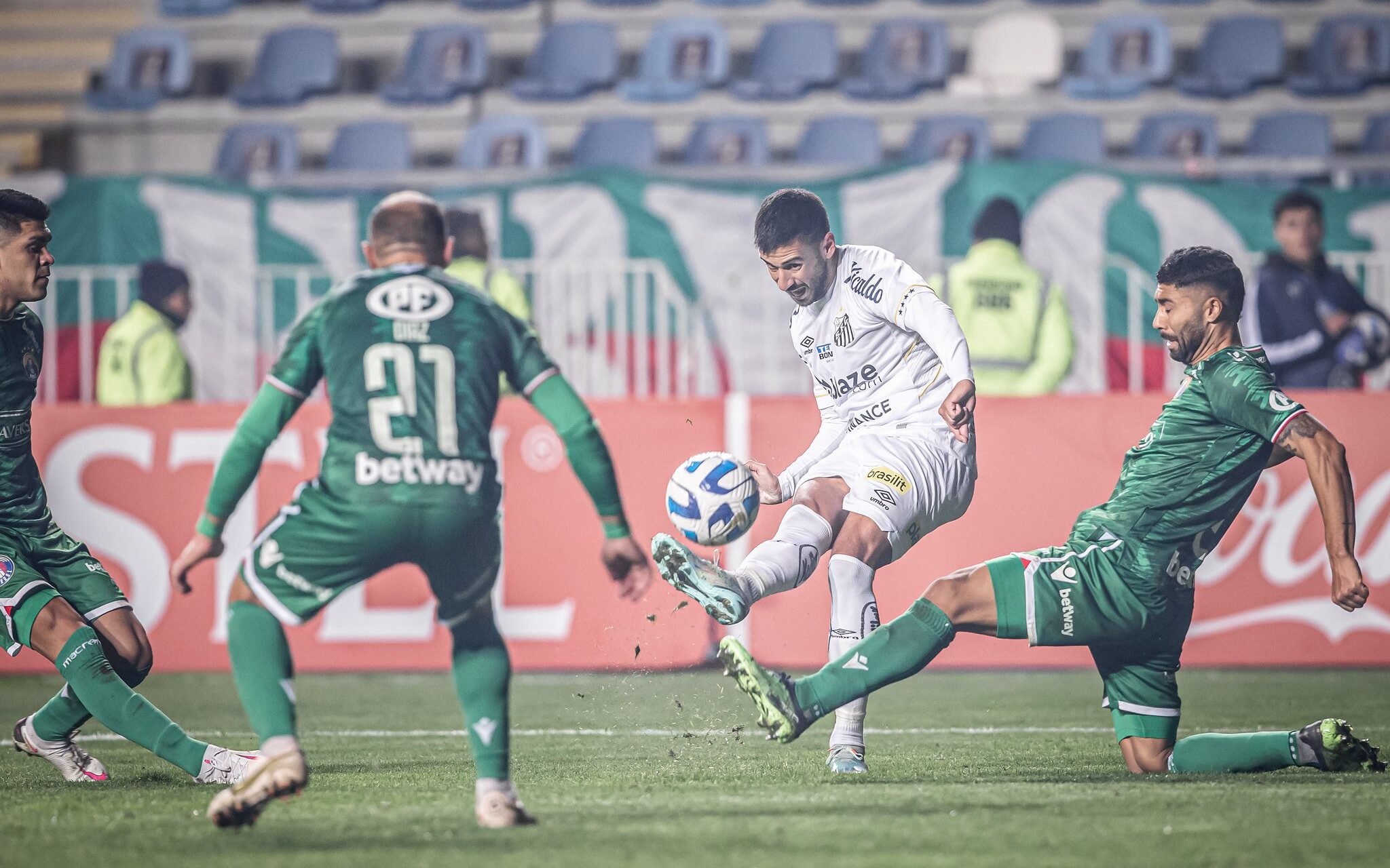 Santos cobra Conmebol após jogadores sofrerem ataques racistas no