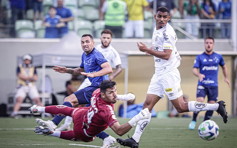 Wesley minimiza seca de gols após marcar dois na vitória do Cruzeiro sobre  o Santos: 'Todo grande jogador está sujeito a isso' - Lance!