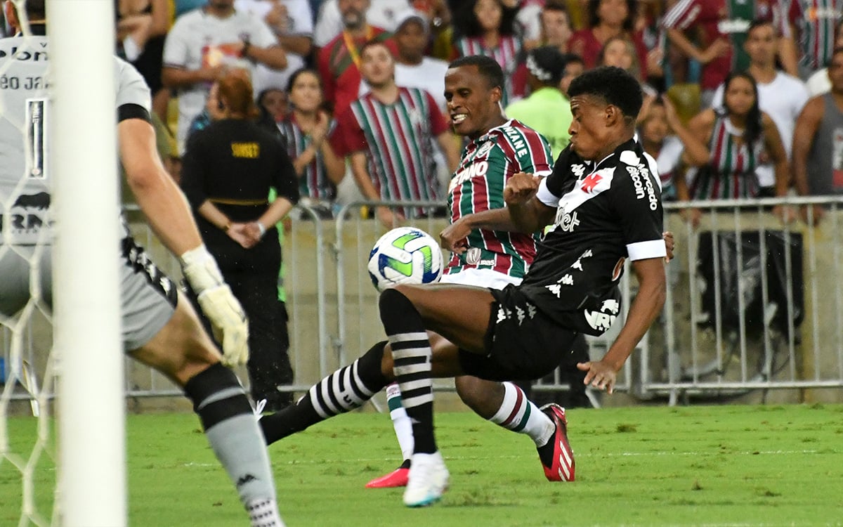 Léo Jardim, do Vasco, se torna o segundo goleiro com mais defesas no  Brasileirão - Lance!