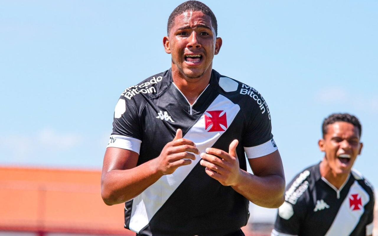 Léo Jacó fala sobre oportunidade no Vasco e mira profissional - Lance!