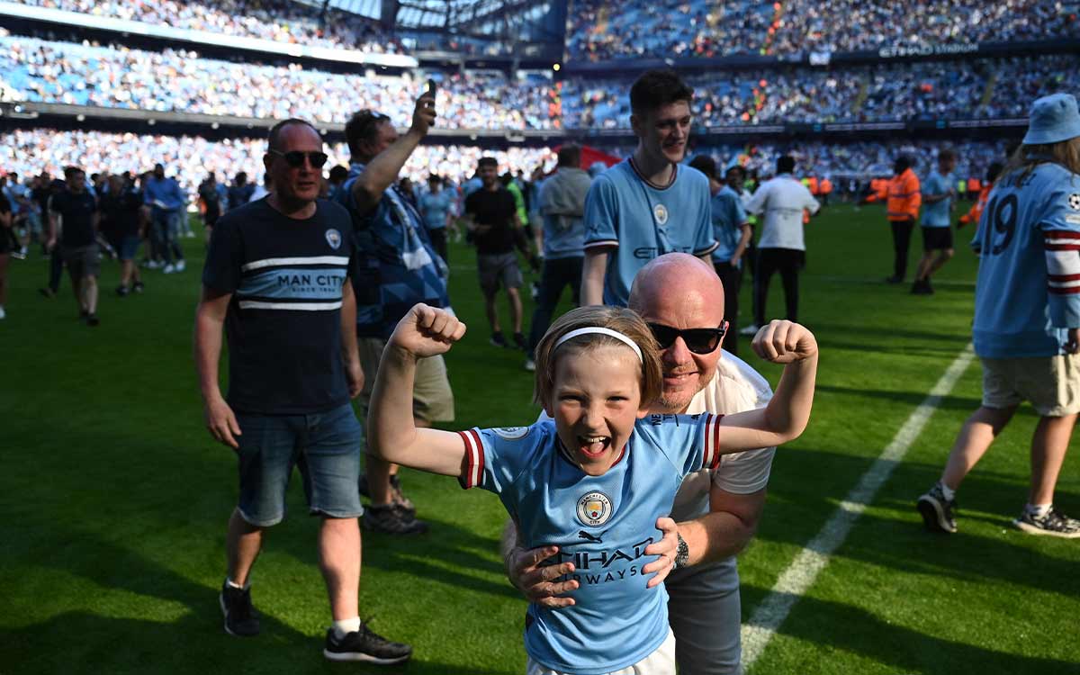 Torcida do Manchester City festeja título até o sol raiar