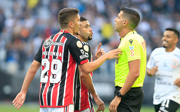 Dorival dispara contra arbitragem após empate do São Paulo em clássico:  'Foi lamentável o que aconteceu aqui hoje' - Lance!