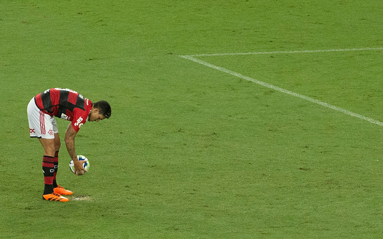 Flamengo x Goiás: Pedro se machuca ao cobrar pênalti e deixa o jogo