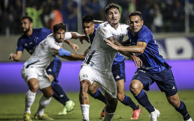 Cruzeiro e Santos raposa vence e assume ponta do Brasileirão