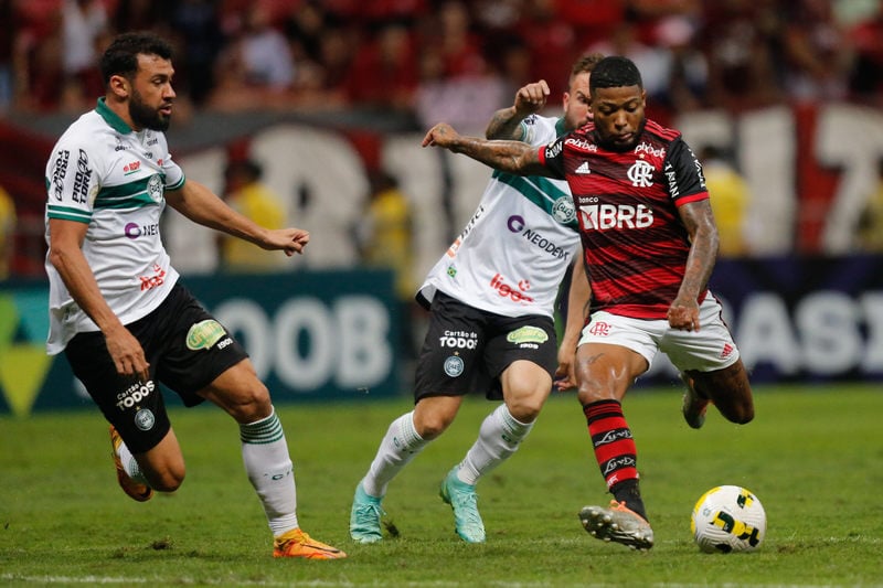 Encaminhado com o Flamengo, Luiz Araújo começa a seguir jogadores do clube  nas redes sociais - Lance!