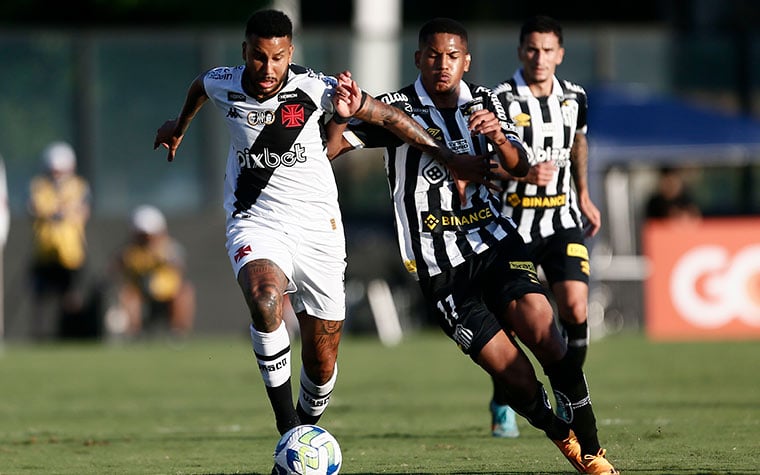 STJD aplica multa e proíbe torcida em 4 jogos do Vasco em São Januário