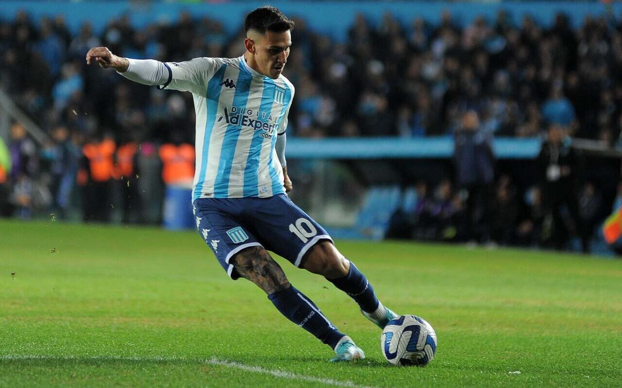 Matías Rojas antes de cobrança de falta no jogo entre Corinthians e  Estudiantes, pela Sul-Americana