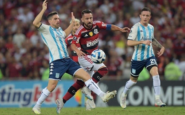 Encaminhado com o Flamengo, Luiz Araújo começa a seguir jogadores do clube  nas redes sociais - Lance!