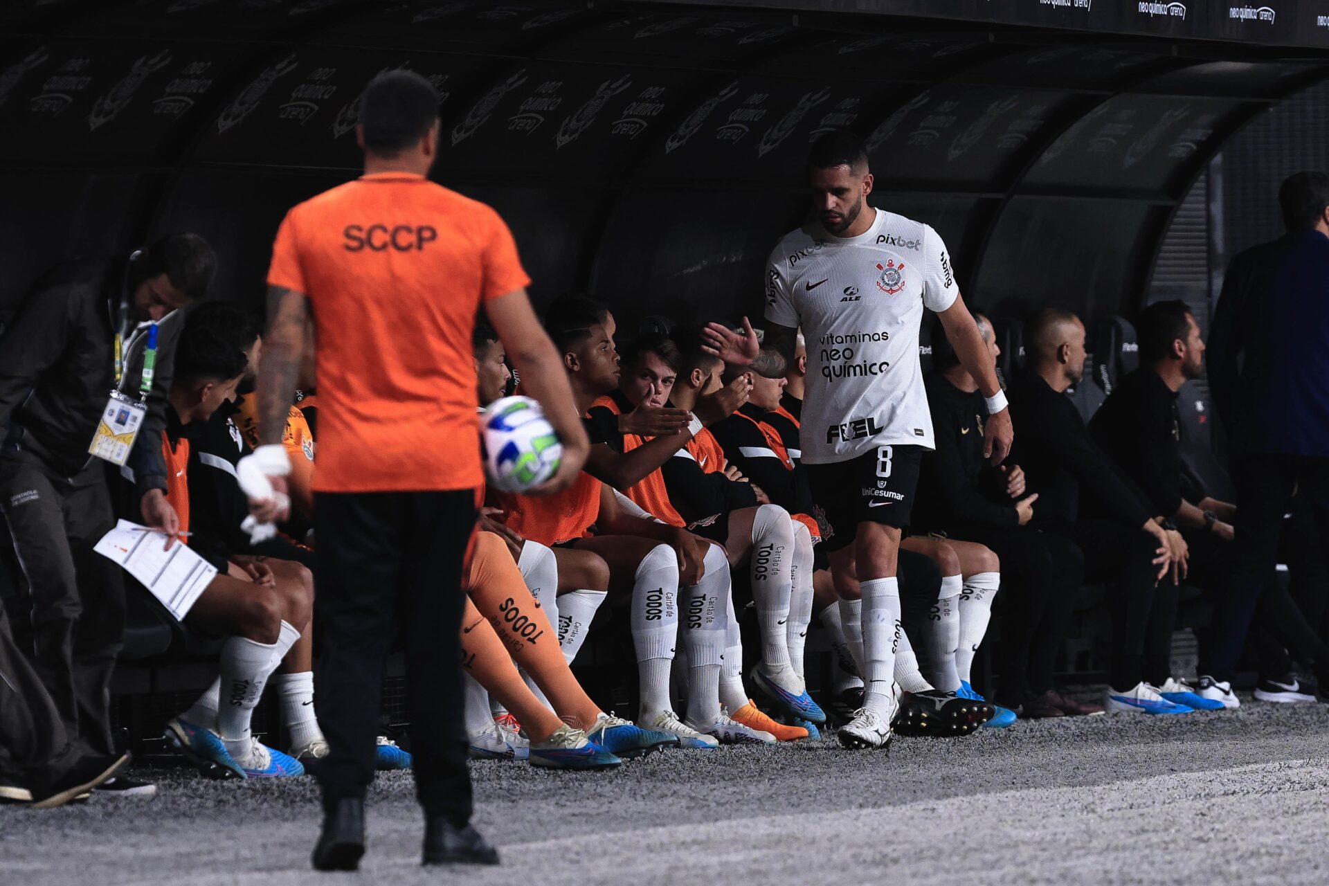 Corinthians volta a oscilar em 'jogo menor', mas avança; agora é