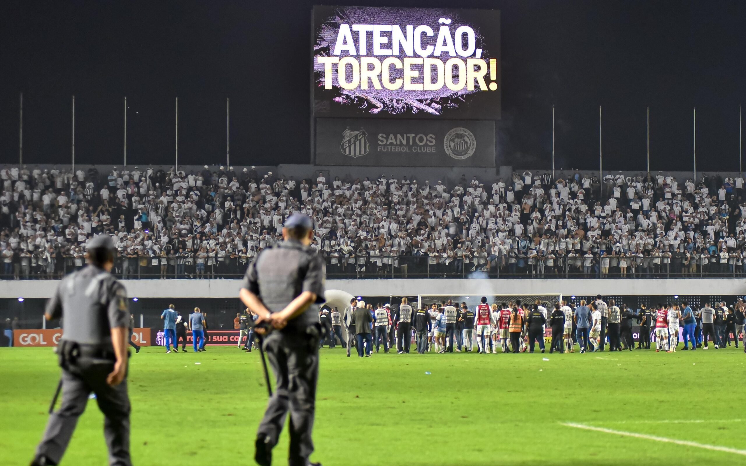 Partida entre Corinthians e Santos é marcada por insegurança em estádio