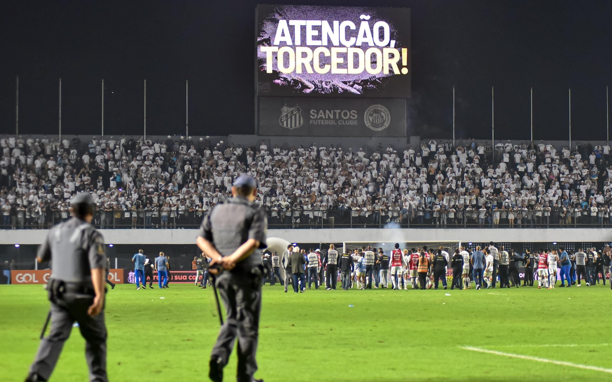 São Paulo vira sobre o Santos na Vila e avança à final do