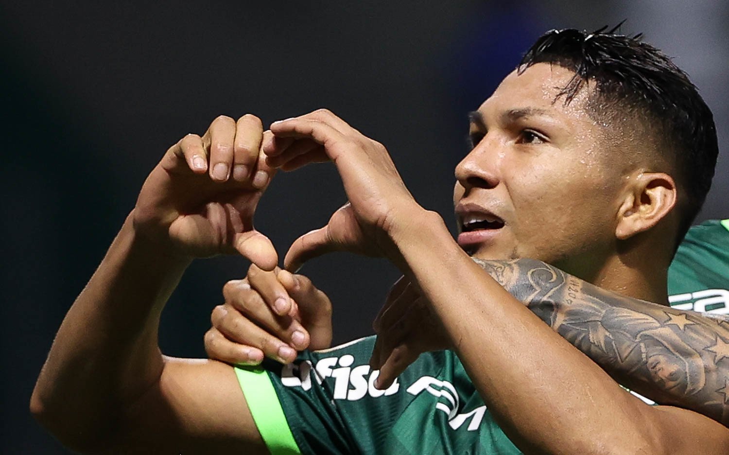 Palmeiras dorme na liderança do Brasileirão após vitória tranquila sobre o  Inter