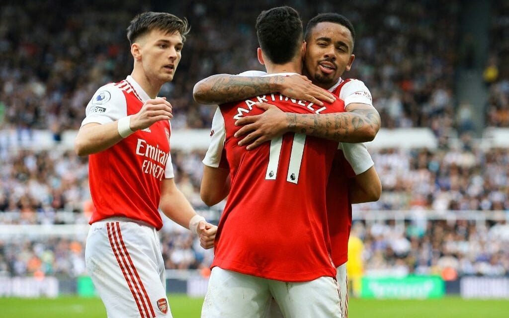 Arsenal vira sobre Manchester United com gols de Rice e Jesus