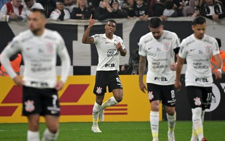 Corinthians vence Universitario-PER e abre vantagem no mata-mata